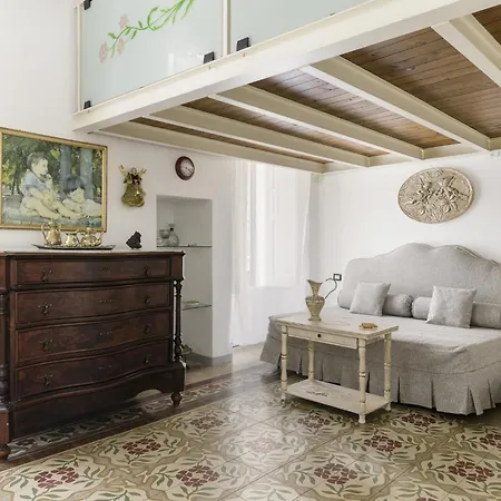Vintage Con Balcone By Wonderful Italy *