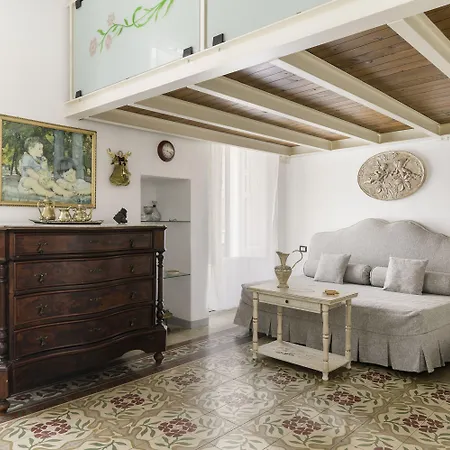 Vintage Con Balcone By Wonderful Italy